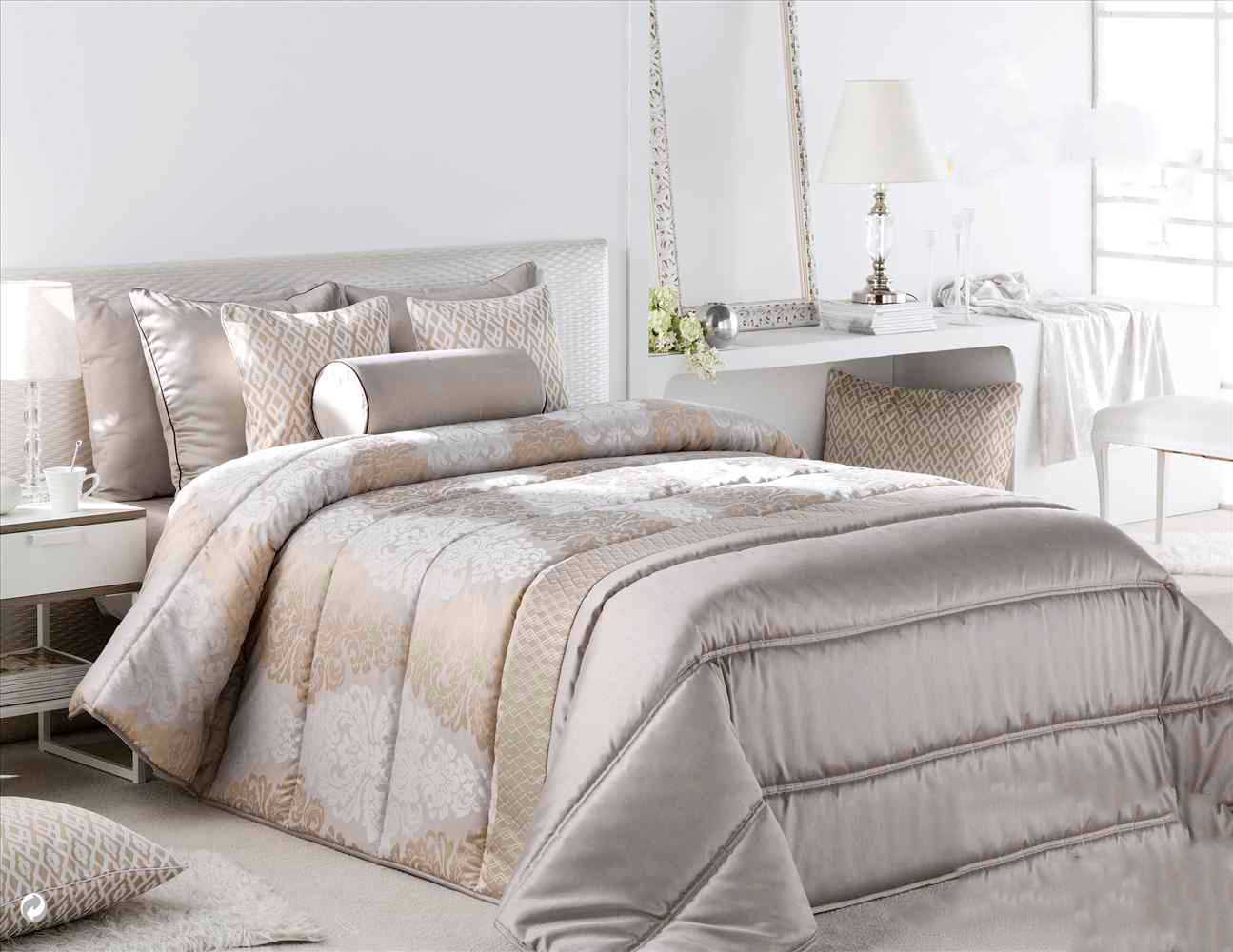 Spanish Jacquard Comforter Set Super King Beige & Gold 10 Pcs — box contents