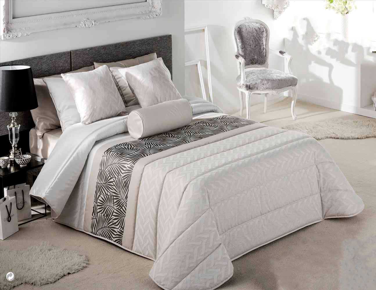 Spanish Jacquard Comforter Set Super King Beige & Black10 Pcs — box contents