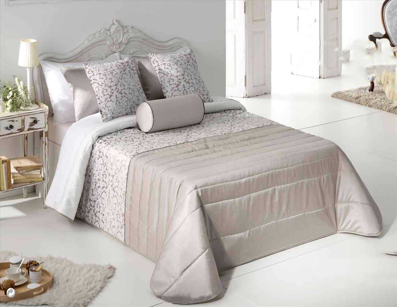 Spanish Jacquard Comforter Set Super King Silver & White 10 Pcs — box contents