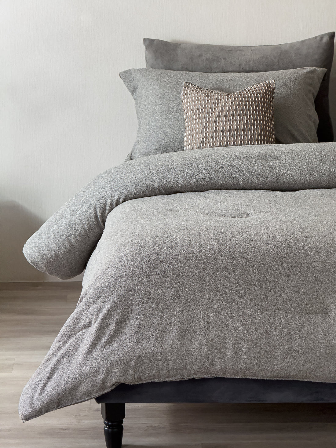 Asta Velvet Fur Comforter set