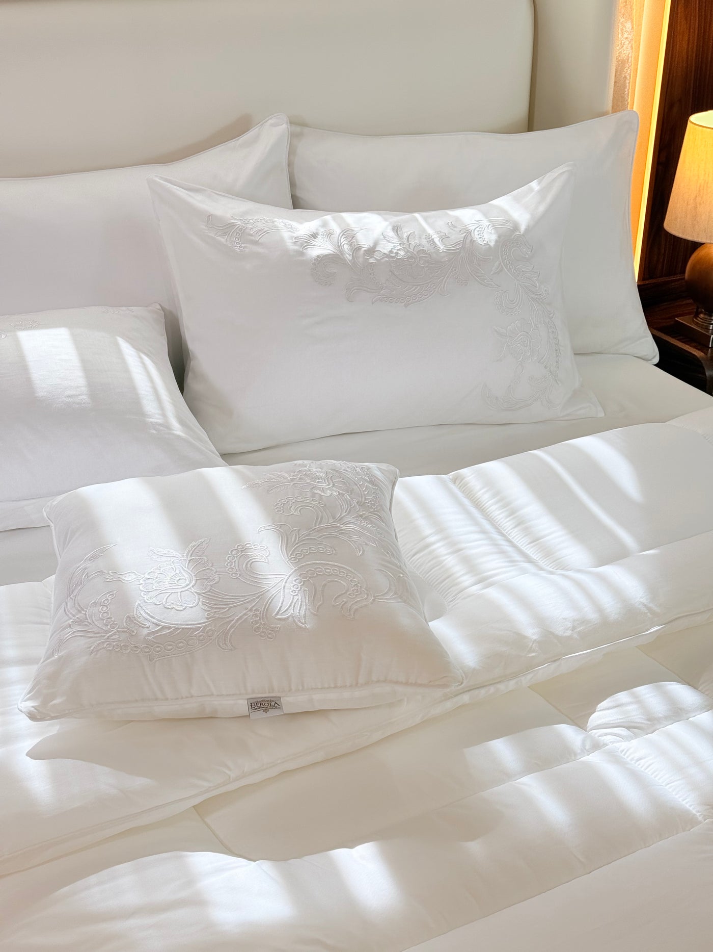 مفرش ايليت سادة مطرز كوين — box contents